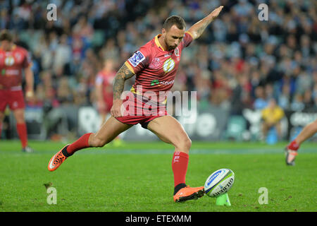 Sydney, Australie. 13 Juin, 2015. Super Rugby. NSW Waratahs NSW par rapport au Queensland Reds. Les rouges voler la moitié de Quade Cooper en action. Les Waratahs a gagné 31-5. Credit : Action Plus Sport/Alamy Live News Banque D'Images