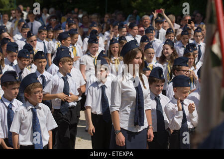 (150613) -- Budapest, 13 juin 2015 (Xinhua) -- Un total de 170 enfants fréquentent leur cérémonie de serment à Huvosvolgy station du chemin de fer pour enfants à Budapest, Hongrie, le 13 juin 2015. L'11,7018 km chemin de fer à voie étroite relie Huvosvolgy et Szechenyihegy stations dans Budapest. Elle a été en opération continue depuis le premier 3,2 km de voie ont été inauguré le 31 juillet 1948. Les moteurs sont commandés par des profils d'ingénieurs, et les enfants âgés de 10 à 14 ans de service sont continuellement surveillés par des profils employés des chemins de fer. En dehors de cela, les enfants d'effectuer leur travail sur leurs propres. La Children's Rai Banque D'Images