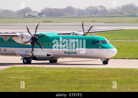 Aer Lingus Regional ATR 72-600 (EI-gras), roulage sur l'aéroport de Manchester. Banque D'Images