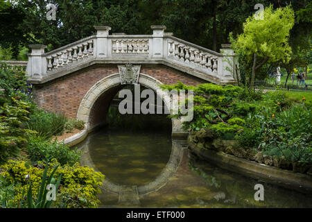 Pont dans le Parc Monceau, Paris, France Banque D'Images