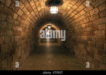 Tunnel sombre avant de soulever à la Kehlsteinhaus Banque D'Images