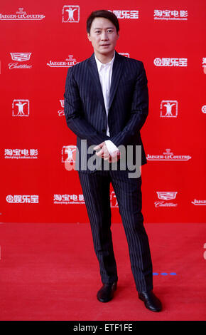 (150613) -- SHANGHAI, 13 juin 2015 (Xinhua) -- l'acteur Li Ming, marche le tapis rouge à la 18e Festival International du Film de Shanghai à Shanghai, la Chine orientale, le 13 juin 2015. Les 9 jours du festival a débuté le samedi. (Xinhua/Ding Ting) (mp) Banque D'Images