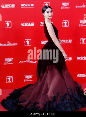 (150613) -- SHANGHAI, 13 juin 2015 (Xinhua) -- L'actrice Fan Bingbing, marche le tapis rouge à la 18e Festival International du Film de Shanghai à Shanghai, la Chine orientale, le 13 juin 2015. Les 9 jours du festival a débuté le samedi. (Xinhua/Ding Ting) (mp) Banque D'Images