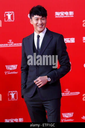 (150613) -- SHANGHAI, 13 juin 2015 (Xinhua) -- l'acteur Peter Ho, marche le tapis rouge à la 18e Festival International du Film de Shanghai à Shanghai, la Chine orientale, le 13 juin 2015. Les 9 jours du festival a débuté le samedi. (Xinhua/Ding Ting) (mp) Banque D'Images