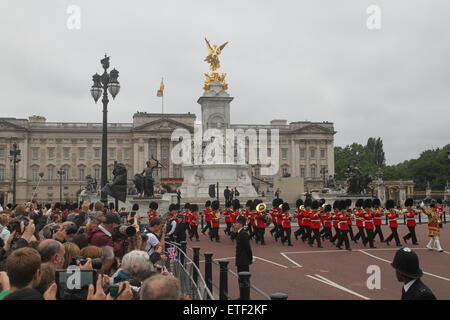 Londres, Royaume-Uni. 13 Juin, 2015. Bataillon AA depuis les marches du Palais de Buckingham en avant de la parade de la cérémonie des couleurs.. L'événement qui ​ ​Marks l'anniversaire officiel de Queens par spectated tourists​ des milliers de Londoniens et ​.Depuis 1987, la Reine a assisté à un chariot plutôt que de circonscription, ce qu'elle a fait avant que sur 36 occasions, équitation selle latérale et portant l'uniforme du régiment dont la couleur était dépêche. Crédit : david mbiyu/Alamy Live News Banque D'Images