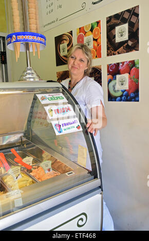 Un vendeur dans une boutique de glaces dans le quartier juif de Rome, Italie. Banque D'Images