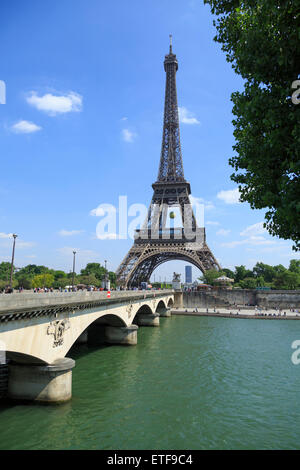 La tour Eiffel avec Seine et Pont d'Iéna, un jour ensoleillé Banque D'Images
