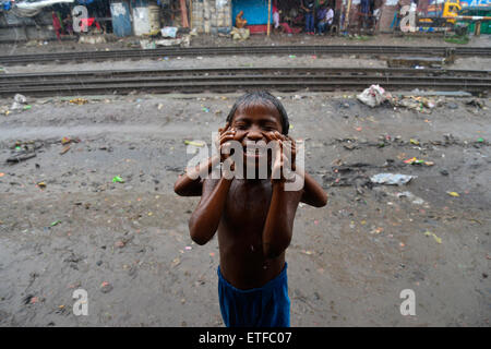 Dhaka, Bangladesh. 13 Juin, 2015. Habitants des enfants jouant sur la voie ferrée à Karwanbazar dans la ville de Dhaka malgré le fait qu'il y a accident devait se produire fréquemment au Bangladesh. Le 13 juin 2015 dans la capitale animée du Bangladesh Dhaka, l'espace est limité. Des milliers de maisons de fortune sont construites chaque semaine dans des bidonvilles, certains d'entre eux juste à côté de la voie ferrée. Cette histoire est au sujet d'eux, ces gens qui vivent à risque en regard de cette voie ferrée. Mamunur Rashid/crédit : Alamy Live News Banque D'Images