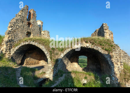 Ruines romantiques d'un château médiéval Zviretice République tchèque Bohême centrale, Banque D'Images