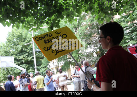 Bologne, Italie. 13 Juin, 2015. Un manifestant tient une bannière qui se lit "contre le racisme" tous des migrants au cours de la manifestation contre le racisme et l'exploitation - Liberté, pas de frontières - le samedi 13, 2015 Junel à Bologne. Credit : Andrea Spinelli/Alamy Live News Banque D'Images