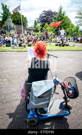 Exeter, Devon, UK. 13 Juin, 2015. Katie Moudry adresses l'auditoire à la fin 'Devon maintenant austérité !' rallye organisé dans Northernhay Gardens, Exeter sur13th, 2015 Juin à Exeter, UK Crédit : Clive Chilvers/Alamy Live News Banque D'Images