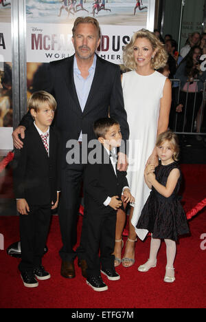 La première mondiale de Disney's "McFarland avec : Kevin Costner, Christine Baumgartner, Grace Avery Costner, Lily Costner, Joe Costner Où : Hollywood, California, United States Quand : 09 Mar 2015 Crédit : FayesVision/WENN.com Banque D'Images