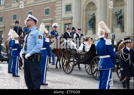 Stockholm, Suède, le 13 juin 2015. Le mariage de Son Altesse Royale le prince Carl Philip et la Princesse Sofia, la Suède. Son Altesse Royale le prince Carl Philip et la princesse sofia quittent la chapelle royale par transport. Le cortège passe par stockholm. crédit : barbro bergfeldt/Alamy live news Banque D'Images