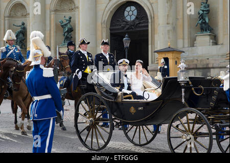 Stockholm, Suède, le 13 juin 2015. Le mariage de Son Altesse Royale le prince Carl Philip et la Princesse Sofia, la Suède. Son Altesse Royale le prince Carl Philip et la princesse sofia quittent la chapelle royale par transport. Le cortège passe par stockholm. crédit : barbro bergfeldt/Alamy live news Banque D'Images