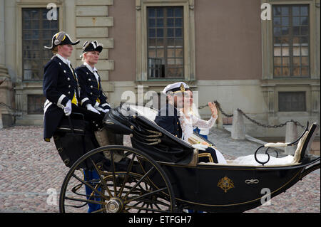 Stockholm, Suède, le 13 juin 2015. Le mariage de Son Altesse Royale le prince Carl Philip et la Princesse Sofia, la Suède. Son Altesse Royale le prince Carl Philip et la princesse sofia quittent la chapelle royale par transport. Le cortège passe par stockholm. crédit : barbro bergfeldt/Alamy live news Banque D'Images