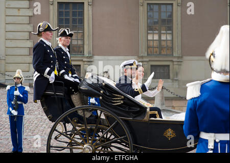 Stockholm, Suède, le 13 juin 2015. Le mariage de Son Altesse Royale le prince Carl Philip et la Princesse Sofia, la Suède. Son Altesse Royale le prince Carl Philip et la princesse sofia quittent la chapelle royale par transport. Le cortège passe par stockholm. crédit : barbro bergfeldt/Alamy live news Banque D'Images