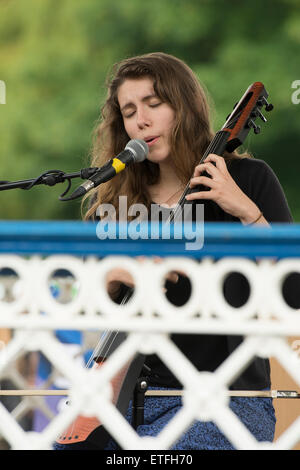 Leamington Spa, Warwickshire, Angleterre, Royaume-Uni. 13 juin 2015. Ailsa Tully, un chanteur-compositeur et violoncelliste folk effectue sur le kiosque de la pompe Prix Jardins de Leamington Festival de la paix. Crédit : Colin Underhill/Alamy Live News Banque D'Images