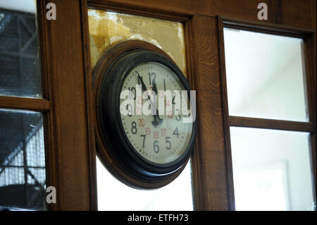 Fichier - Un fichier photo datée du 07 octobre 2011 montre une horloge dans l'édifice du parlement d'Athènes, Grèce, à cinq à douze. Photo : Rainer Jensen/dpa Banque D'Images