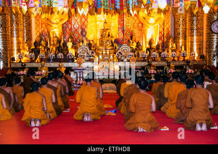 L'Asie. La Thaïlande, Chiang Mai. Wat Phra Singh. La prière des moines. Banque D'Images