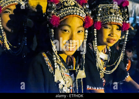 L'Asie. La Thaïlande, Chiang Mai. Peu de filles Akha en costumes traditionnels. Banque D'Images