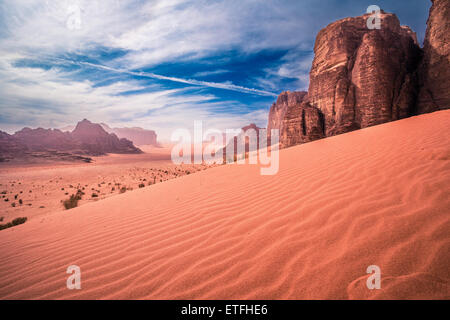 Vue panoramique sur le désert de Wadi Rum, Jordanie Banque D'Images