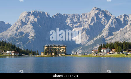 Le lac de Misurina avec le mont Sorapis en arrière-plan en Dolomites, Italie. Banque D'Images