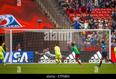 Vancouver, Canada. 12 Juin, 2015. Vancouver, Canada - 12 juin 2015 : Le Japon gardien Ayumi KAIHORI (# 18) plonge après un tir qui s'est le Cameroun large du filet à la fin de la première ronde match entre le Japon et le Cameroun de la Coupe du Monde féminine de la FIFA Canada 2015 au BC Place Stadium. Le Japon a gagné le match 2-1. Crédit : Matt Jacques/Alamy Live News Banque D'Images