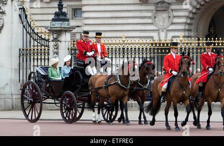 Londres, Royaume-Uni. 13 Juin, 2015. Catherine de la Grande-Bretagne, de la duchesse de Cambridge (2L) et Camilla (L), duchesse de Cornouailles retour à Buckingham Palace après la parade de la reine des couleurs défilé anniversaire annuel dans le centre de Londres, 13 juin 2015. Défilé de l'anniversaire de la reine est plus connue sous le nom de Parade la couleur, lorsque l'imprimeur de la couleur est "Dépêche" en face de Sa Majesté et tous les colonels et les marques Royal son anniversaire officiel. Photo : Albert Philip van der Werf/pre/ - PAS DE SERVICE DE FIL - Crédit photo : dpa alliance/Alamy Live News Banque D'Images