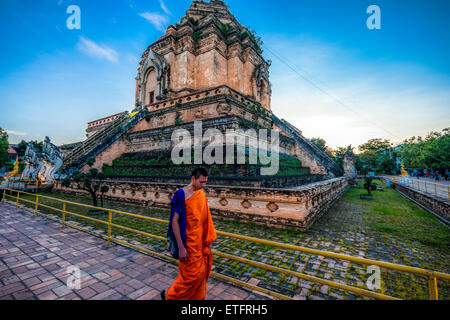 L'Asie. La Thaïlande, Chiang Mai. Wat Phra Singh. Monk walking en face de l'ancien temple. Banque D'Images