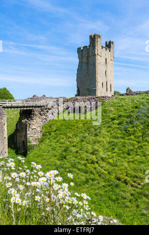 Les ruines de la tour est à Helmsley Castle, Helmsley, North Yorkshire, England, UK Banque D'Images