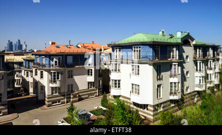 Les appartements modernes de la ville de Moscou et skyscrappers, journée ensoleillée Banque D'Images