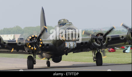 Duxford, UK - 23 mai 2015 : B17 Flying Fortress 'Memphis' Belle vu à Duxford VE Day Airshow" Banque D'Images