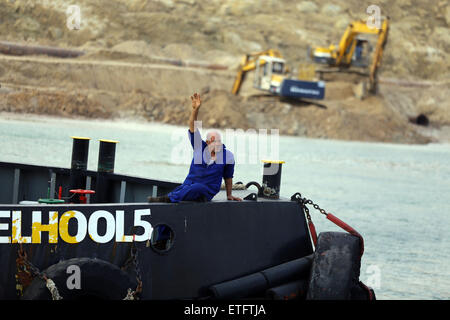 Le Caire, Égypte. 13 Juin, 2015. Un travailleur égyptien est considéré sur la voie de la nouvelle Canal de Suez à Ismaïlia, ville portuaire de l'Est de l'Égypte, le 13 juin 2015. La nouvelle route maritime du Canal de Suez sera ouvert officiellement le 6 août, le président de l'Autorité du Canal de Suez Mohab Mamish a déclaré samedi. © Ahmed Gomaa/Xinhua/Alamy Live News Banque D'Images
