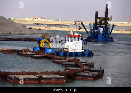 Le Caire, Égypte. 13 Juin, 2015. Les dragues sont vus à l'œuvre sur la voie de la nouvelle Canal de Suez à Ismaïlia, ville portuaire de l'Est de l'Égypte, le 13 juin 2015. La nouvelle route maritime du Canal de Suez sera ouvert officiellement le 6 août, le président de l'Autorité du Canal de Suez Mohab Mamish a déclaré samedi. © Ahmed Gomaa/Xinhua/Alamy Live News Banque D'Images
