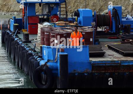 Le Caire, Égypte. 13 Juin, 2015. Un travailleur égyptien est considéré sur la voie de la nouvelle Canal de Suez à Ismaïlia, ville portuaire de l'Est de l'Égypte, le 13 juin 2015. La nouvelle route maritime du Canal de Suez sera ouvert officiellement le 6 août, le président de l'Autorité du Canal de Suez Mohab Mamish a déclaré samedi. © Ahmed Gomaa/Xinhua/Alamy Live News Banque D'Images