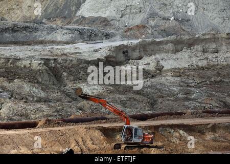 Le Caire, Égypte. 13 Juin, 2015. Une excavatrice travaille sur le chantier de construction du nouveau canal de Suez à Ismaïlia, ville portuaire de l'Est de l'Égypte, le 13 juin 2015. La nouvelle route maritime du Canal de Suez sera ouvert officiellement le 6 août, le président de l'Autorité du Canal de Suez Mohab Mamish a déclaré samedi. © Ahmed Gomaa/Xinhua/Alamy Live News Banque D'Images