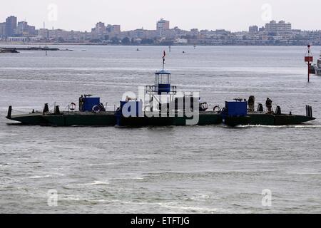 Le Caire, Égypte. 13 Juin, 2015. Le transport d'un navire est vu près de la voie d'eau du nouveau canal de Suez à Ismaïlia, ville portuaire de l'Est de l'Égypte, le 13 juin 2015. La nouvelle route maritime du Canal de Suez sera ouvert officiellement le 6 août, le président de l'Autorité du Canal de Suez Mohab Mamish a déclaré samedi. © Ahmed Gomaa/Xinhua/Alamy Live News Banque D'Images