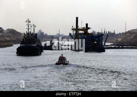 Le Caire, Égypte. 13 Juin, 2015. Travaux de dragage de la voie navigable du nouveau canal de Suez à Ismaïlia, ville portuaire de l'Est de l'Égypte, le 13 juin 2015. La nouvelle route maritime du Canal de Suez sera ouvert officiellement le 6 août, le président de l'Autorité du Canal de Suez Mohab Mamish a déclaré samedi. © Ahmed Gomaa/Xinhua/Alamy Live News Banque D'Images