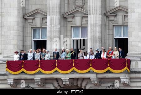 Londres, Royaume-Uni. 13 Juin, 2015. Les membres de la famille royale sur le balcon du palais de Buckingham après la parade du Queen's couleur anniversaire annuel défilé dans Londres, 13 juin 2015. Photo : Albert Philip van der Werf/pre/ - PAS DE SERVICE DE FIL - Crédit photo : dpa alliance/Alamy Live News Banque D'Images