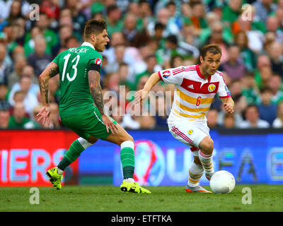 Dublin, Irlande. 13 Juin, 2015. Qualification de l'Euro2016. République d'Irlande contre l'Ecosse. Shaun Maloney (Ecosse) tourne à l'intérieur de Jeff Hendrick (Rep. of Ireland). Credit : Action Plus Sport/Alamy Live News Banque D'Images