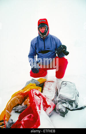 Photographe professionnel H. Mark Weidman sur emplacement dans une tempête d'hiver, près d'Iqaluit, île de Baffin, Nunavut, Canada Banque D'Images