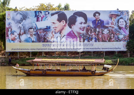 L'Asie. La Thaïlande, Chiang Mai. Rivière Mae Ping. Grand bord à l'effigie du couple royal. Banque D'Images