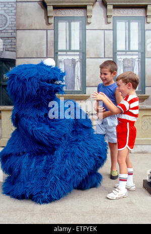 'COOKIE MONSTER' & ENFANTS À SESAME PLACE ; PARC D'ACTIVITÉS FAMILIALES ; LANGHORNE, Pennsylvanie, USA Banque D'Images