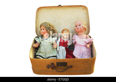 Trois vintage doll dans une vieille valise en bois Banque D'Images