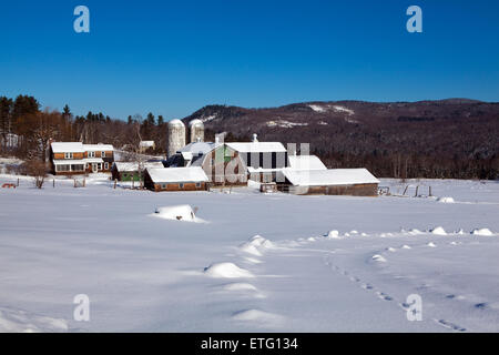 Pittoresque d'hiver d'une exploitation laitière avec des granges et des silos dans Franconia, New Hampshire, USA., également situé dans les Montagnes Blanches. Banque D'Images