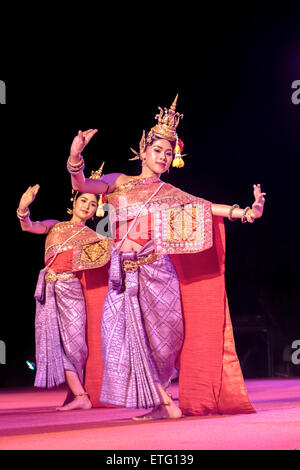 L'Asie. La Thaïlande, Chiang Mai. Spectacle pour l'anniversaire du roi le 5 décembre. Danseur traditionnel. Banque D'Images