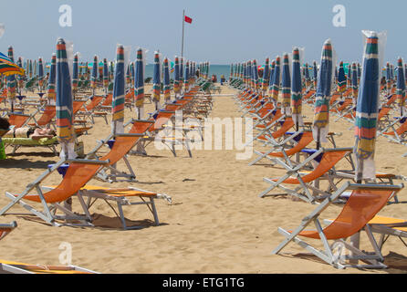 Fermé certains parasol sur la plage Banque D'Images