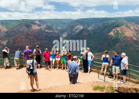 Les touristes, Canyon Lookout, Waimea Canyon State Park, Kauai, Hawaii, USA Banque D'Images