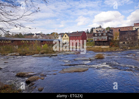 La rivière Ammonoosuc s'écoule à travers la ville de Littleton, New Hampshire. Banque D'Images