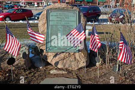 Des drapeaux américains s'élèvent à une plaque de bronze inscrit avec les noms des soldats tombés au champ d'honneur WW1 de North Conway, New Hampshire. Banque D'Images